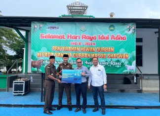 PLN Batam Bersama Kejati Kepri Serahkan Kurban Sapi Kepada Masyarakat