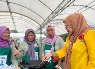 Tumbuhkan Kreatifitas, Wagub Marlin Latih Ibu-ibu Olah Hasil Perikanan