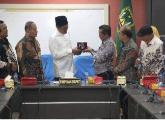 Ketua I DPRD Kota Batam , memberikan Cindera Mata Atas Kunjungan DPRD Kabupaten Kapuas Ke Kota Batam