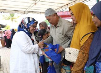 Kedekatan Marlin Dengan Warga Sagulung Saat Bagikan 6.300 Paket Sembako Bersubsidi