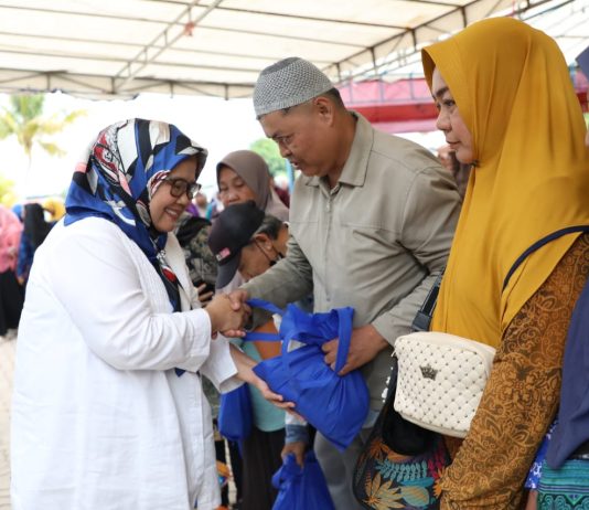Kedekatan Marlin Dengan Warga Sagulung Saat Bagikan 6.300 Paket Sembako Bersubsidi