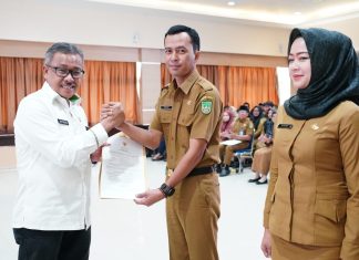 Serahkan Secara Simbolis Perjanjian Kerja PPPK Formasi Tahun 2023, Pesan Jefridin Berikan Pelayanan Terbaik Untuk Masyaraka