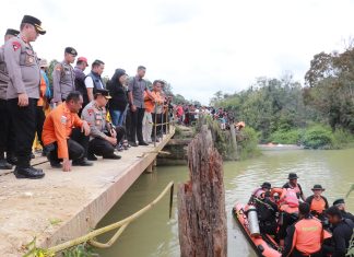 Pastikan Proses Evakuasi Truk Colt Disel Masuk Sungai Segati, Kapolda Riau Turun Ke TKP