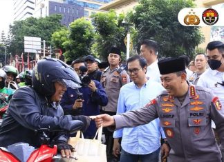 Kapolri, Jenderal Polisi Drs. Listyo Sigit Prabowo, M.Si., didampingi Pejabat Utama Mabes Polri membagikan paket makanan berbuka puasa di sekitaran Mabes Polri,