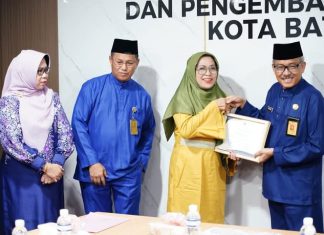 Serahkan SK Pensiun Kepada 20 PNS RMT 1Mei 2025 ,sekda Jefridin Terima Atas Dedikasi dan Pengabdian