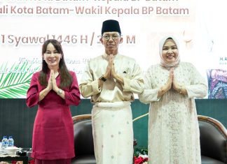 Shalat Idul Fitri Berlangsung Khidmat, Amsakar Terima Warga dalam Acara Open House