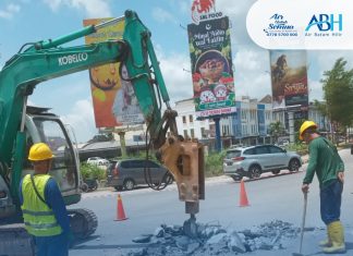 Penyambungan Pipa HDPE 110mm depan Blok 2 Baloi