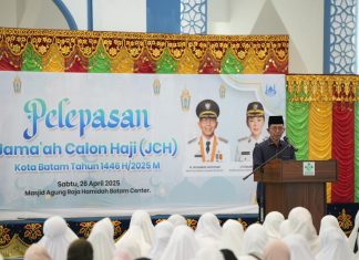 Amsakar Achmad Lepas Jemaah Calon Haji Kota Batam