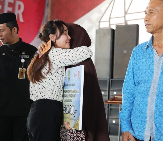 Peduli Kesejahteraan Warga, Wakil Kepala BP Batam Li Claudia Chandra Serahkan Insentif kepada 449 Lansia bersama Kadis Dinsos Batam