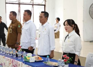 Walikota Batam ,bersama kadis DInsos memberikan Bansos bagi Lansia di Belakang Padang