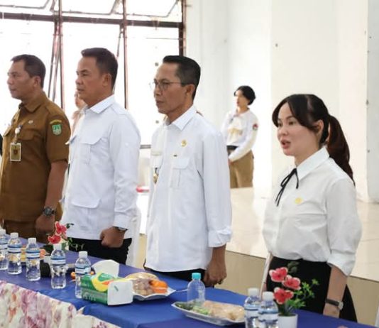 Walikota Batam ,bersama kadis DInsos memberikan Bansos bagi Lansia di Belakang Padang