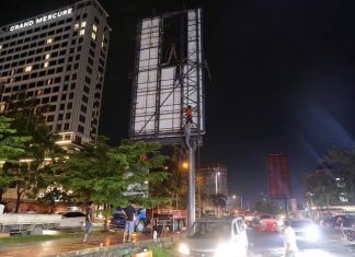 Dua Reklame berdiri Tidak Berizin ,Walikota Batam Bongkar Reklame Di Batam