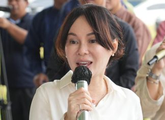 Li Claudia Chandra Serahkan Bantuan Tunai kepada Lansia