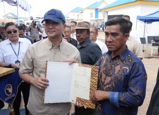 Kepala BP Batam Dampingi Menteri Transmigrasi RI Serahkan 94 SHM ke Warga Rempang