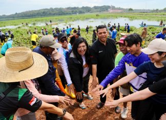 Gotong Royong bersama Masyarakat Bersihkan Waduk Duriangkang