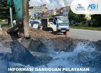 Pekerjaan perbaikan kebocoran pipa di Simpang Barelang, Tembesi