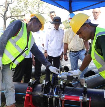 Amsakar Achmad Tinjau Pengerjaan Pemasangan Jaringan Pipa Distribusi Air Minum