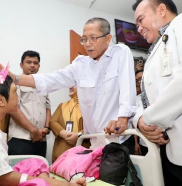 Air Mata Amsakar Luruh Saat Menjenguk Bocah Korban Kekerasan, Janji Masa Depan Tak Boleh Terputus